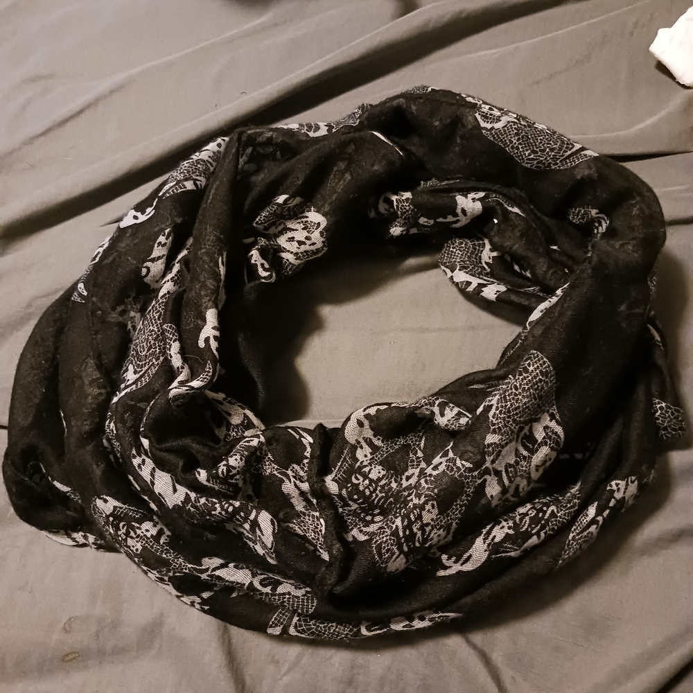 BLACK AND WHITE SKULL DESIGNED SCARF